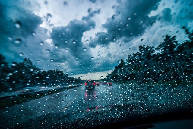 Conducir con lluvia, cómo mejorar la seguridad