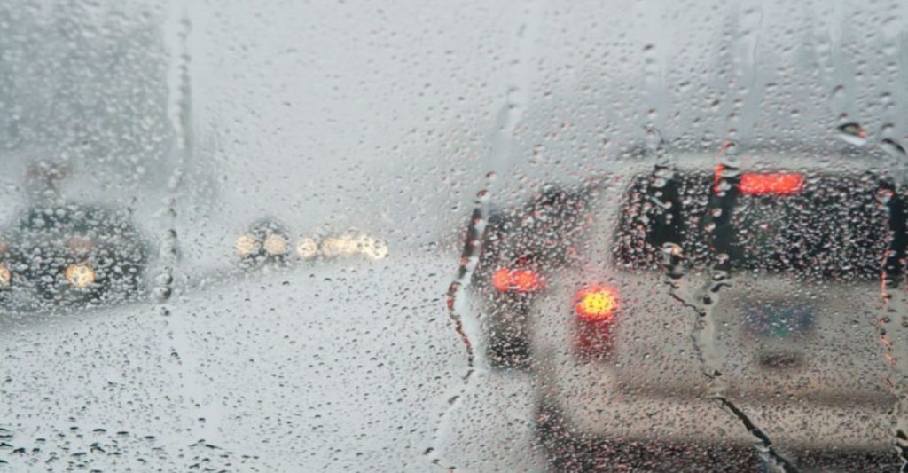 Conducción en condiciones extremas de lluvia, nieve o niebla
